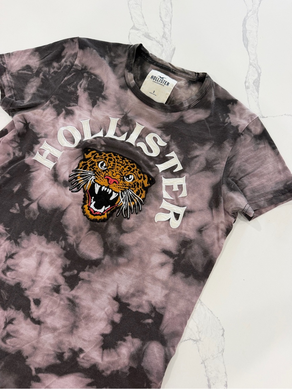 Hollister Men's Small Tie-Dye Embroidered Leopard Logo Graphic Tee Curved Hem